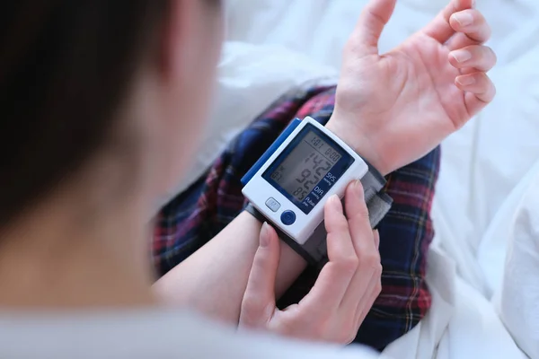 Patient Measuring Blood Pressure Hypertension — Stock Photo, Image