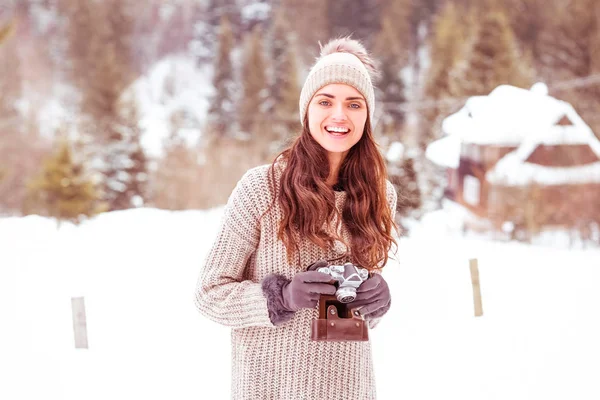 Beautiful Girl Taking Picture Mountains — Stock Photo, Image
