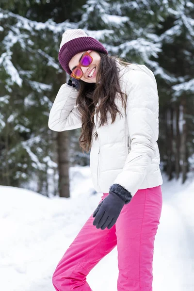 Güzel Kadın Kar Ile Oynuyor — Stok fotoğraf