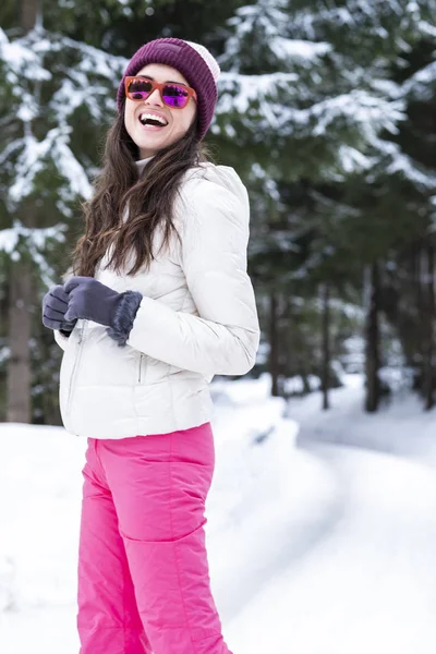 Bella Donna Sta Giocando Con Neve — Foto Stock