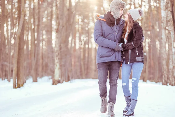 Jeune Couple Promène Dans Forêt Hiver Beau Paysage Pour Une — Photo