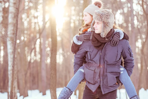 Junges Paar Spaziert Winter Durch Den Wald Schöne Landschaft Für — Stockfoto