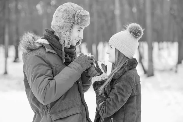 Jeune Couple Boit Chocolat Chaud Plein Air Dans Forêt — Photo