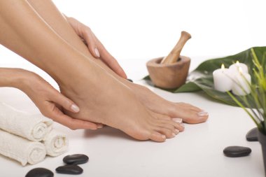 İdeal yapılan manikür ve pedikür resmi. Eller ve bacaklar beyaz arka planda spot Spa.