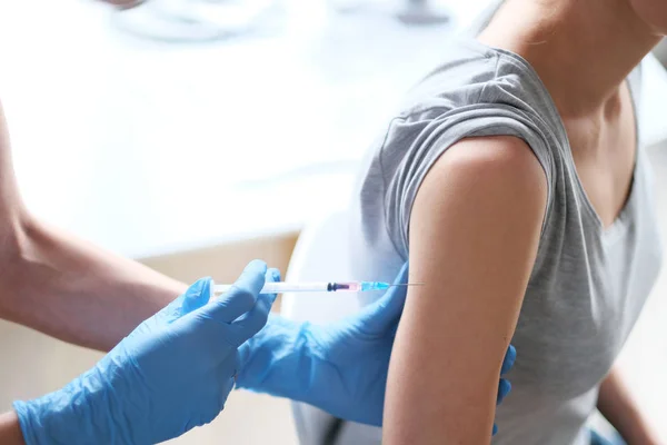 Jovem Médica Administrar Uma Injecção Doente — Fotografia de Stock