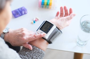 Üst düzey hastanın tansiyonu incelenmesi. Hipertansiyon - yüksek tansiyon.