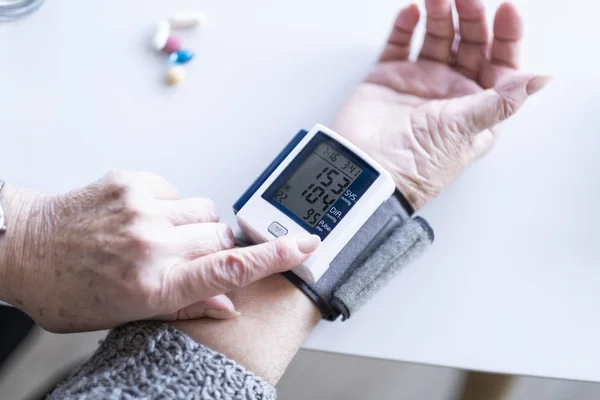 Senior Patient Examining Her Blood Pressure Hypertension High Blood Pressure — Stock Photo, Image