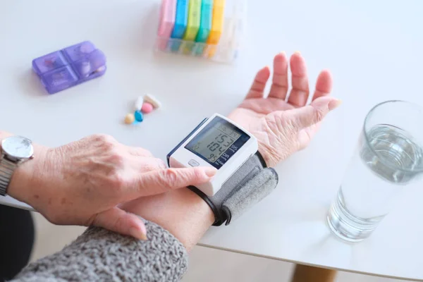 检查血压的资深患者 高血压 高血压 — 图库照片