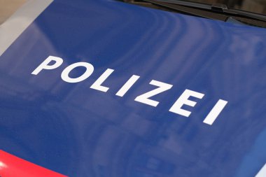 Avusturya polis arabası Viyana Caddesi üzerinde yakın çekim. Hayır logoları görünür.
