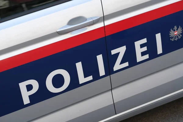 ウィーンのオーストリアの警察車のクローズ アップ ないロゴ表示 — ストック写真