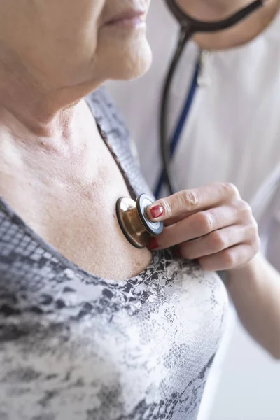 Genç Kadın Doktor Üst Düzey Hastanın Kalp Ritmini Dinleme — Stok fotoğraf