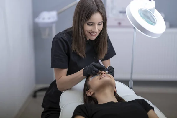 Güzel Kadın Kirpik Yaparken Bir Güzellik Salonu Kirpik Uzatma — Stok fotoğraf