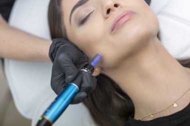 İğne Mezoterapi. Yaşlanma karşıtı. Güzel kadın bir güzellik bakımı kaplıcada sahip