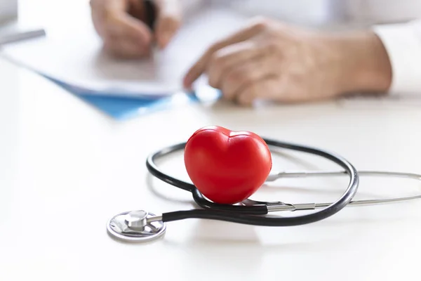 Lekarz Trzyma Ręce Serce Serce Jest Życie — Zdjęcie stockowe
