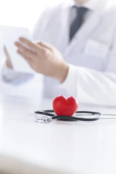 Médico Sostiene Corazón Las Manos Corazón Una Vida — Foto de Stock