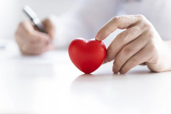 Lekarz Trzyma Ręce Serce Serce Jest Życie — Zdjęcie stockowe