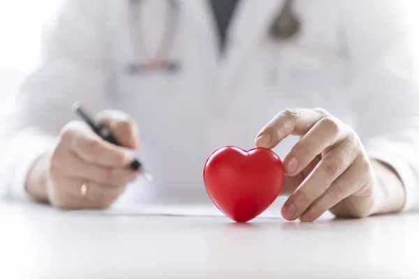 Médico Sostiene Corazón Las Manos Corazón Una Vida —  Fotos de Stock