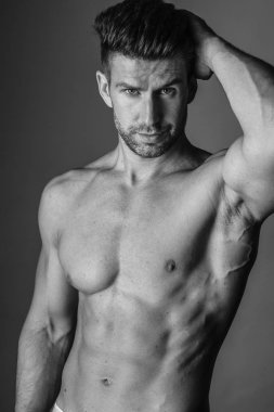 Seksi erkek iç çamaşırı poz.