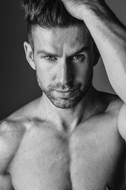 Seksi erkek iç çamaşırı poz.