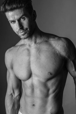 Seksi erkek iç çamaşırı poz.