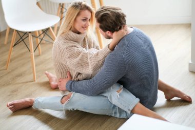 Mutlu genç çift güzel vakit birlikte, sarılma ve birbirlerine öpücük. Evde