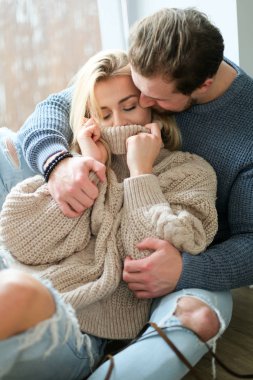 Mutlu genç çift güzel vakit birlikte, sarılma ve birbirlerine öpücük. Evde