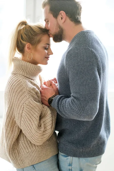 Feliz Casal Jovem Passar Bom Tempo Juntos Abraçando Beijos Uns — Fotografia de Stock