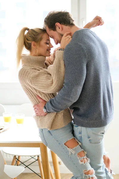 Pareja Joven Feliz Pasando Buen Rato Juntos Abrazándose Besándose Casa —  Fotos de Stock