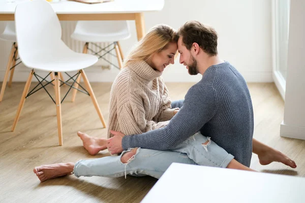 Happy Young Couple Spending Nice Time Together Hugging Kisses Each — Stock Photo, Image