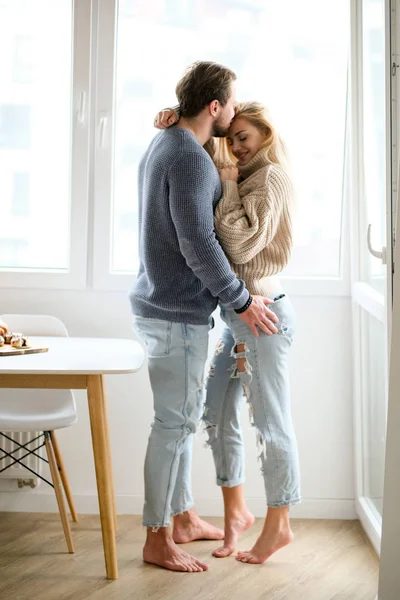 Gelukkig Jong Echt Paar Leuke Tijd Doorbrengen Samen Knuffelen Kussen — Stockfoto