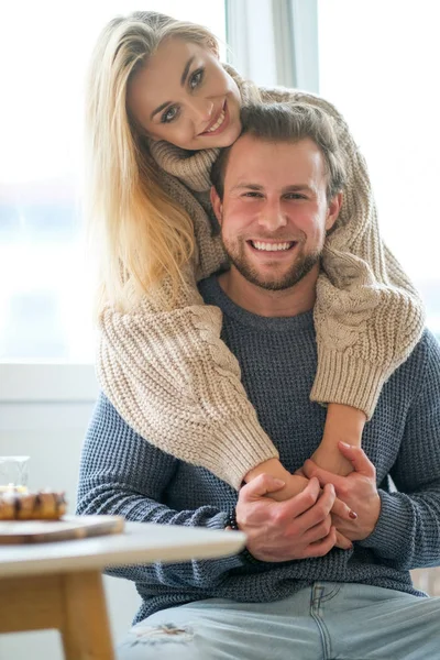 Pareja Joven Feliz Pasando Buen Rato Juntos Abrazándose Besándose Casa —  Fotos de Stock