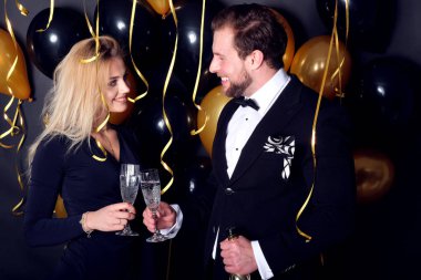 Genç bir çift bir kadeh şampanya ile anı kutlamak.