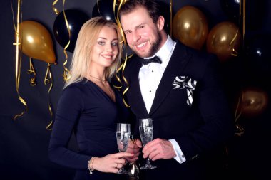 Genç bir çift bir kadeh şampanya ile anı kutlamak.