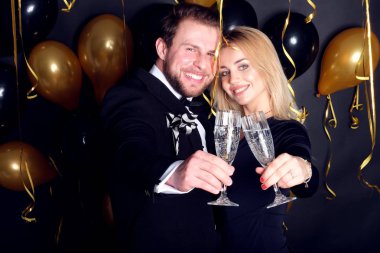 Genç bir çift bir kadeh şampanya ile anı kutlamak.