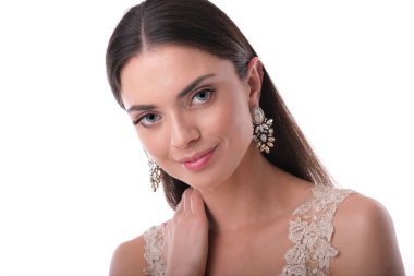 Genç, zarif kadın glamour makyaj ve zengin küpe.