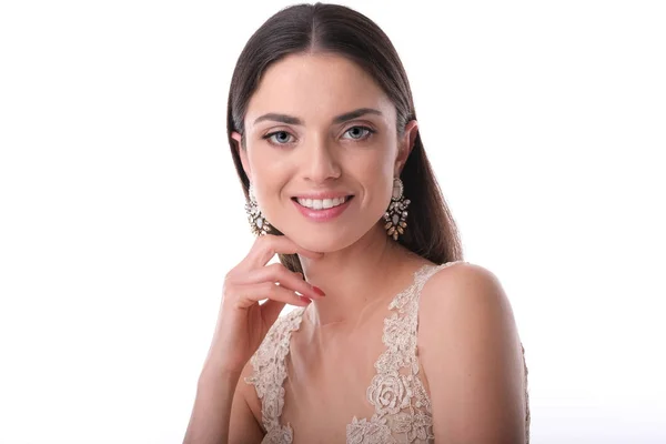 Jovem Mulher Elegante Com Glamour Compõem Brincos Ricos — Fotografia de Stock