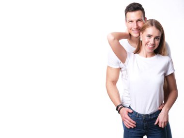 Romantik çift beyaz üzerinde birbirlerine kucaklayan.