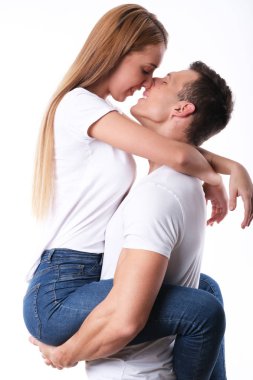 Yakışıklı adam piggyyedekleme onun kız arkadaşı üzerinde beyaz