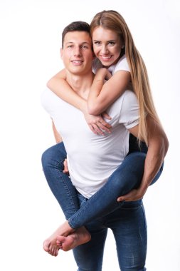 Yakışıklı adam piggyyedekleme onun kız arkadaşı üzerinde beyaz