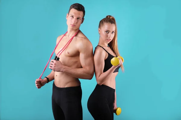 Fitness Junger Mann Und Frau Isoliert Auf Blauem Hintergrund — Stockfoto