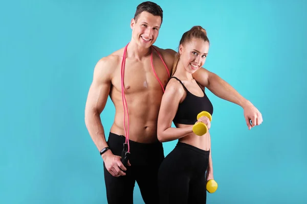 Fitness Junger Mann Und Frau Isoliert Auf Blauem Hintergrund — Stockfoto