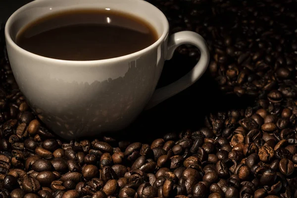 Elszigetelt Lövés Egy Csésze Kávét Körül Kávébab — Stock Fotó