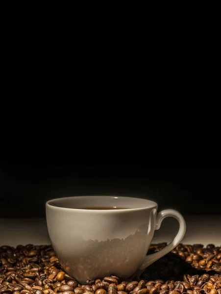 Elszigetelt Lövés Egy Csésze Kávét Körül Kávébab — Stock Fotó