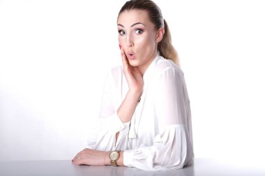 Kamera önünde gibi davranıp farklı pozlar gösterilen güzel sarışın kadın.