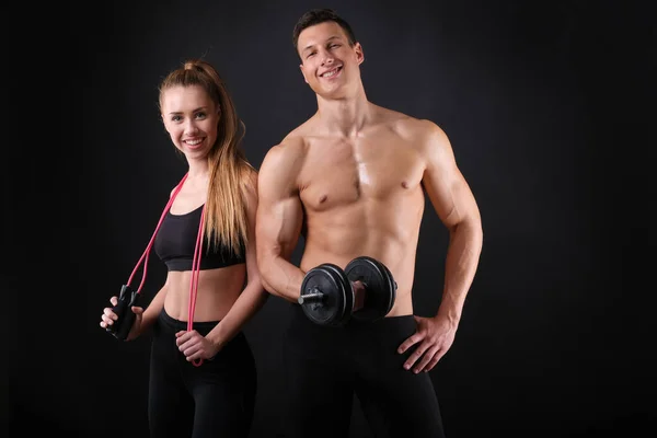 Fitness Junger Mann Und Frau Isoliert Auf Schwarzem Hintergrund — Stockfoto