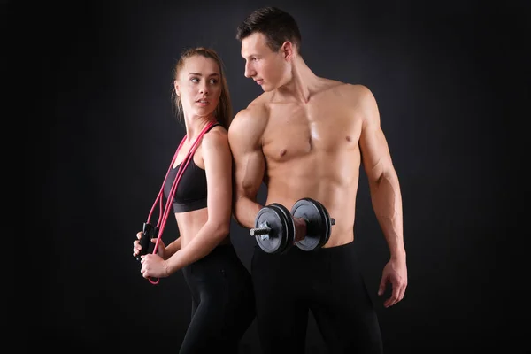 Fitness Junger Mann Und Frau Isoliert Auf Schwarzem Hintergrund — Stockfoto