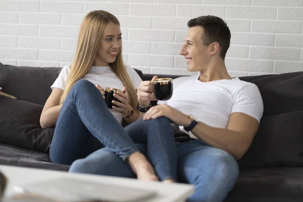 Young Couple Spending Time Together Home Drinking Coffee Talking — Stock Photo, Image