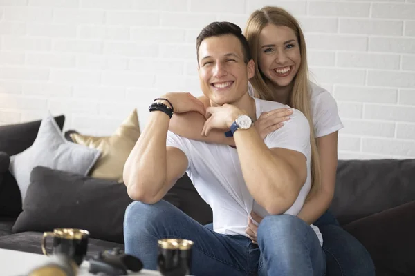 Jeune Couple Souriant Caméra — Photo