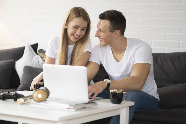 Young Couple Surfing Internet — Stock Photo, Image