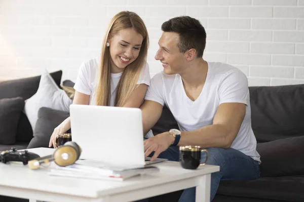 Jeune Couple Surfant Sur Internet — Photo